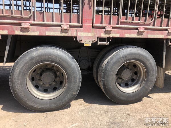 8X4载货车为啥配500马力发动机?卡车司机:因为拉的货很特殊