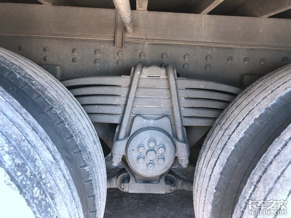 8X4载货车为啥配500马力发动机?卡车司机:因为拉的货很特殊