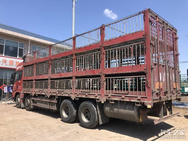 8X4载货车为啥配500马力发动机?卡车司机:因为拉的货很特殊