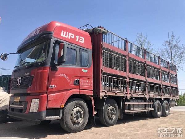 8X4载货车为啥配500马力发动机?卡车司机:因为拉的货很特殊