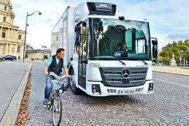 比普通车少俩蹬车梯,一步就能跨上车,奔驰低入口重卡怎么做到的