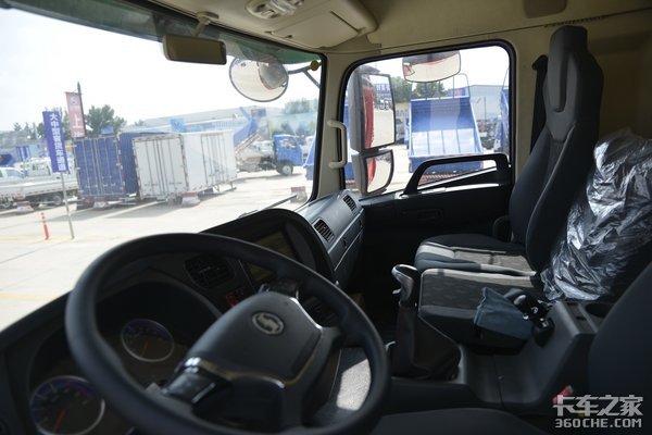 车市速看:220马力的6米8仓栅 德龙N3000配置不俗