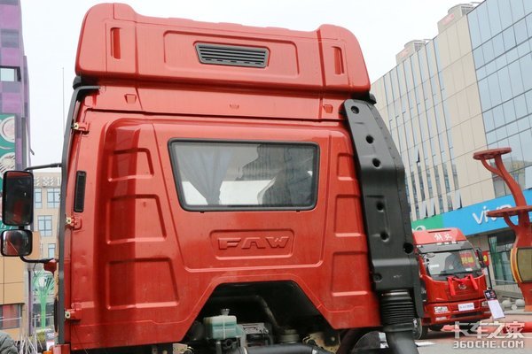 高顶双卧解放J6L 搭伙开车不再是问题！