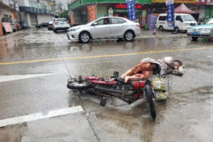 Զ��ä����Ů���������ק����Ƥ�����