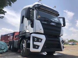 黑白配涂装颜值超帅,福特发动机动力强劲,实拍江铃威龙牵引车