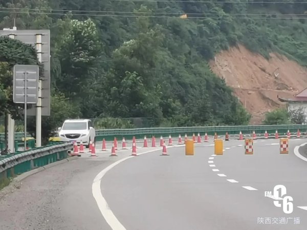 高速封路 竟然要车辆要从服务区内通行