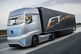 无钥匙进入、电子后视镜、液晶中控屏,28年前的奔驰卡车竟然全都有