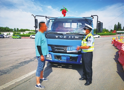 为躲“电子眼”货车司机用磁铁固定车牌