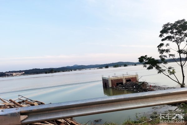 �����С��ҡ��͸���