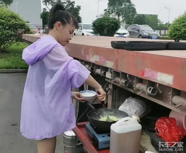 文能烧水煮饭，武能驾驶卡车，90后卡嫂的跟车生活很幸福