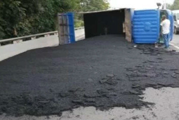 装满沥青混凝土货车侧翻!原因让所有司机警醒