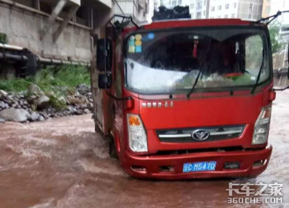 暴雨来袭卡友如何安全行驶 这3点要记住