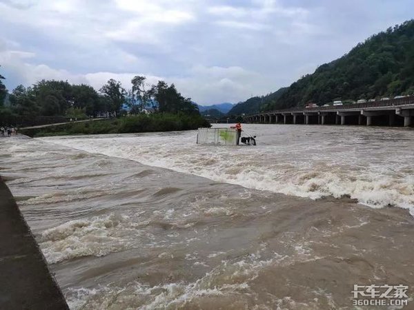暴雨来袭卡友如何安全行驶 这3点要记住