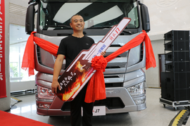 霸气又暖心 解放赠送一台J7助力英雄卡友重头再来