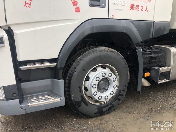 沃尔沃4X2拖头+16米2轴挂车，这配置拉快递，每年高速费能省4万元