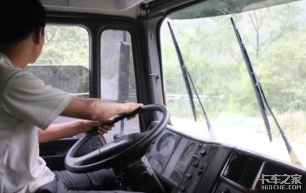 雨天货车司机这4个坏习惯很容易出事故，你中过招吗？