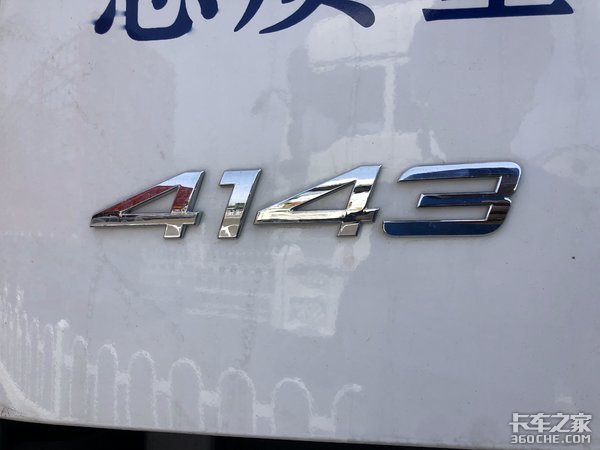 8X4底盘+63米长上装，实拍奔驰AROCS水泥泵送车