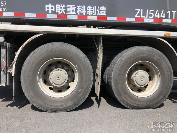 8X4底盘+63米长上装，实拍奔驰AROCS水泥泵送车