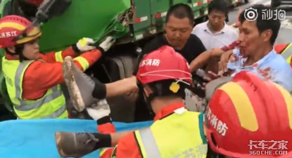 两车相撞车头瞬间成废铁 司机死里逃生