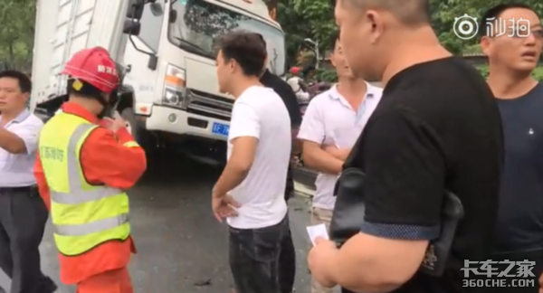 两车相撞车头瞬间成废铁 司机死里逃生