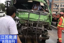 旋转180°！两车相撞车头瞬间成废铁 司机死里逃生