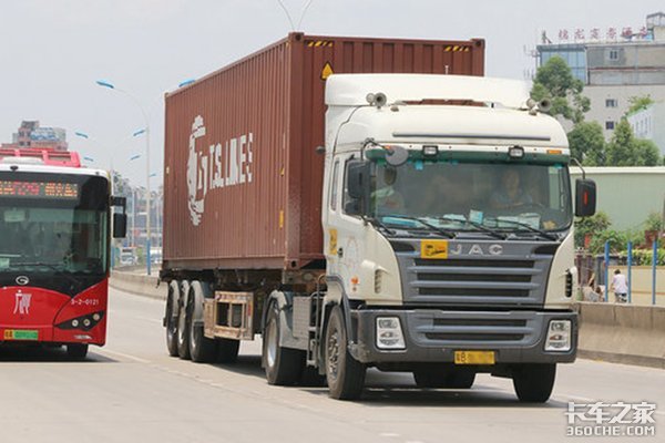 国三货车想办年审&nbsp;找'熟人'帮忙却被骗