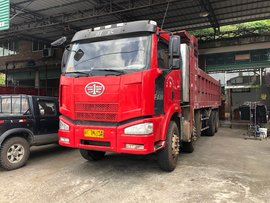 实拍解放J6前四后八自卸车,6年前的配置如今仍不过时