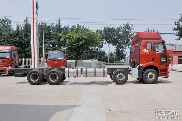 车市速看：420匹 1000L油箱8×4解放J6P