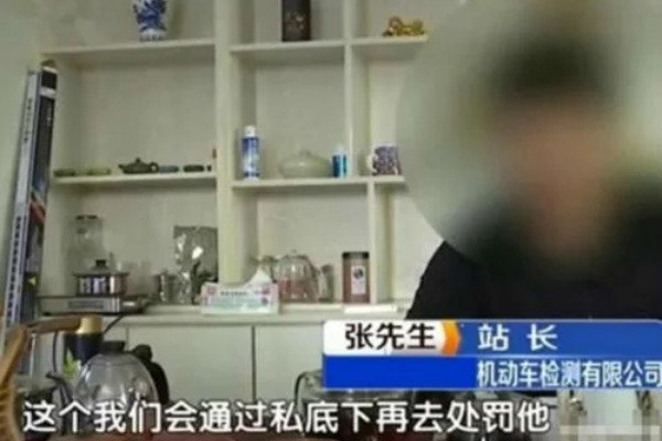 货车年检车头被撞 交警：检测员没驾照