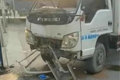 货车年检车头被撞 交警：检测员没驾照