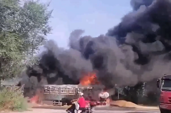 2货车相撞起火&nbsp;修车师傅拆车头开出火场