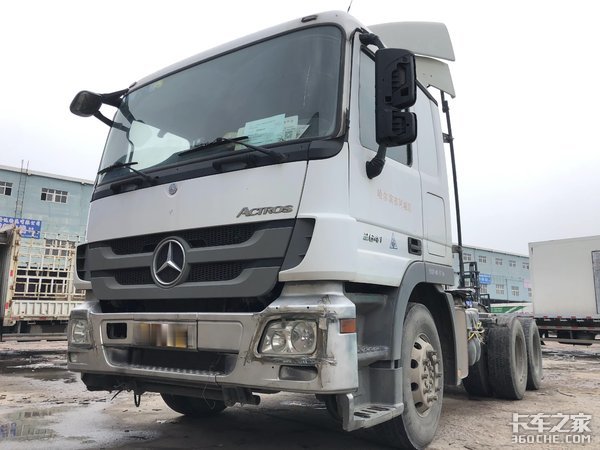 实拍10年车龄的奔驰MP3牵引车，退居二线跑短途甩挂优势更明显