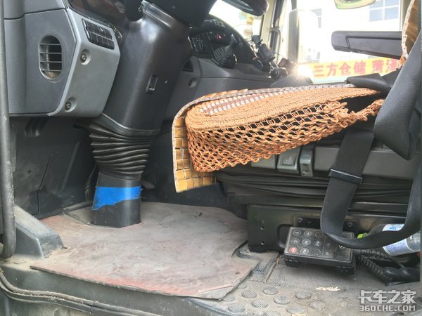 实拍10年车龄的奔驰MP3牵引车，退居二线跑短途甩挂优势更明显