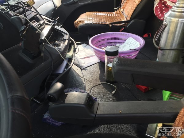 实拍10年车龄的奔驰MP3牵引车，退居二线跑短途甩挂优势更明显