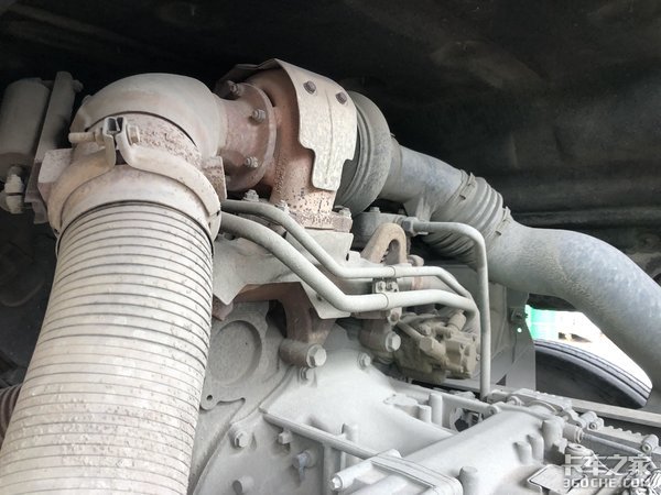 实拍10年车龄的奔驰MP3牵引车，退居二线跑短途甩挂优势更明显