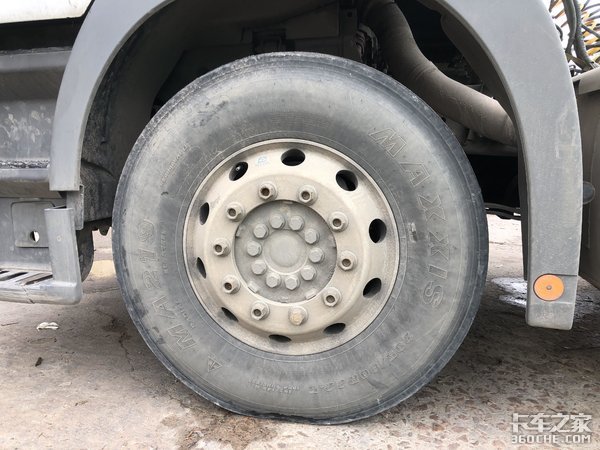 实拍10年车龄的奔驰MP3牵引车，退居二线跑短途甩挂优势更明显