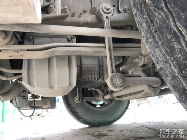 实拍10年车龄的奔驰MP3牵引车，退居二线跑短途甩挂优势更明显