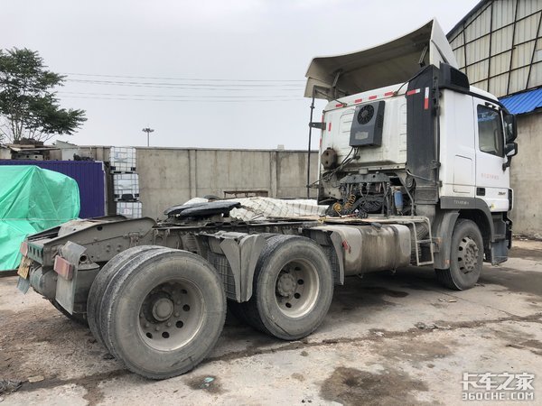 实拍10年车龄的奔驰MP3牵引车，退居二线跑短途甩挂优势更明显