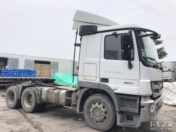 实拍10年车龄的奔驰MP3牵引车，退居二线跑短途甩挂优势更明显