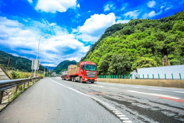 欧曼自动挡重卡征服中国最险山区高速 “云巅挑战“巅峰数据大理发布