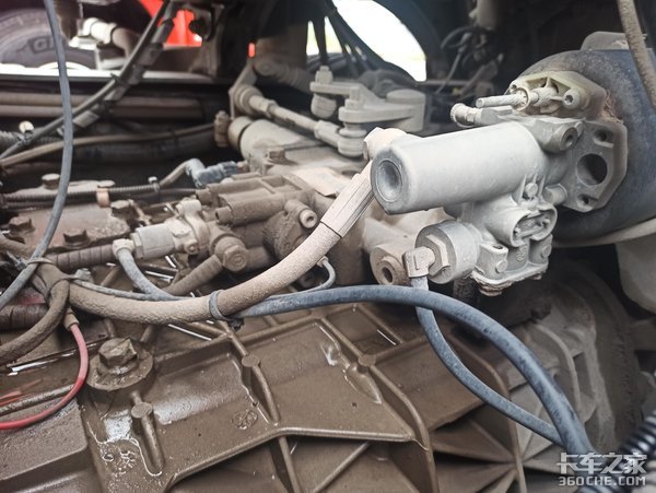 行情不好买新车太贵，这台440马力重汽T7H二手牵引车咋样？