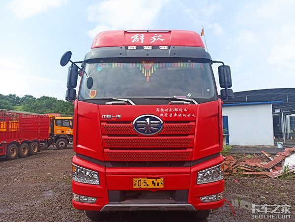 500马力+自卸车底盘，解放J6P 8X4载货车，干重活妥妥的