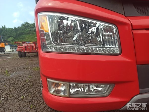 500马力+自卸车底盘，解放J6P 8X4载货车，干重活妥妥的