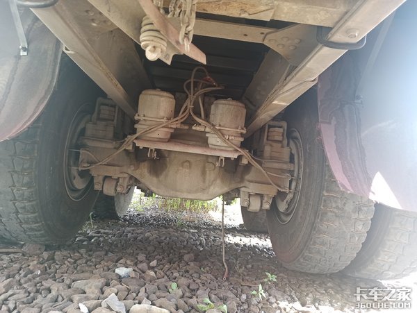 500马力+自卸车底盘，解放J6P 8X4载货车，干重活妥妥的