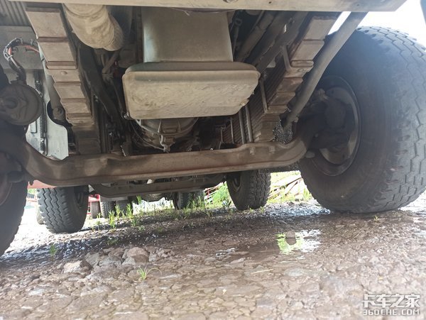 500马力+自卸车底盘，解放J6P 8X4载货车，干重活妥妥的