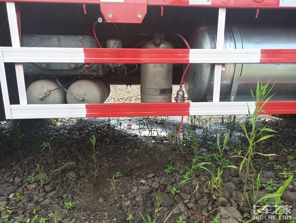 500马力+自卸车底盘，解放J6P 8X4载货车，干重活妥妥的