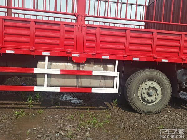 500马力+自卸车底盘，解放J6P 8X4载货车，干重活妥妥的