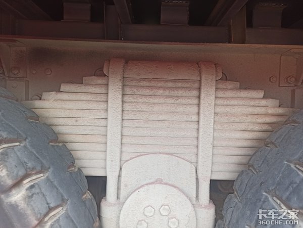 500马力+自卸车底盘，解放J6P 8X4载货车，干重活妥妥的