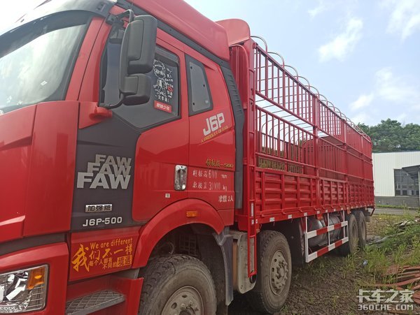 500马力+自卸车底盘，解放J6P 8X4载货车，干重活妥妥的