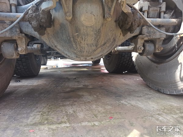 510马力福康+16挡采埃孚，实拍挂奔驰标的福田欧曼牵引车